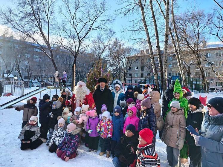 Депутаты Гордумы Благовещенска переодеваются в Дедов Морозов