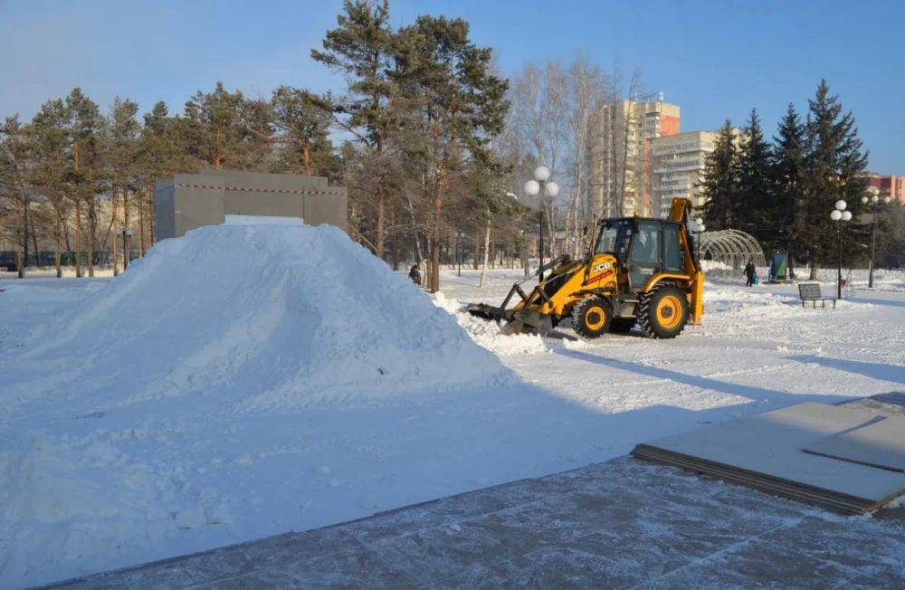 Рабочие обустраивают главный новогодний городок в Комсомольске-на-Амуре