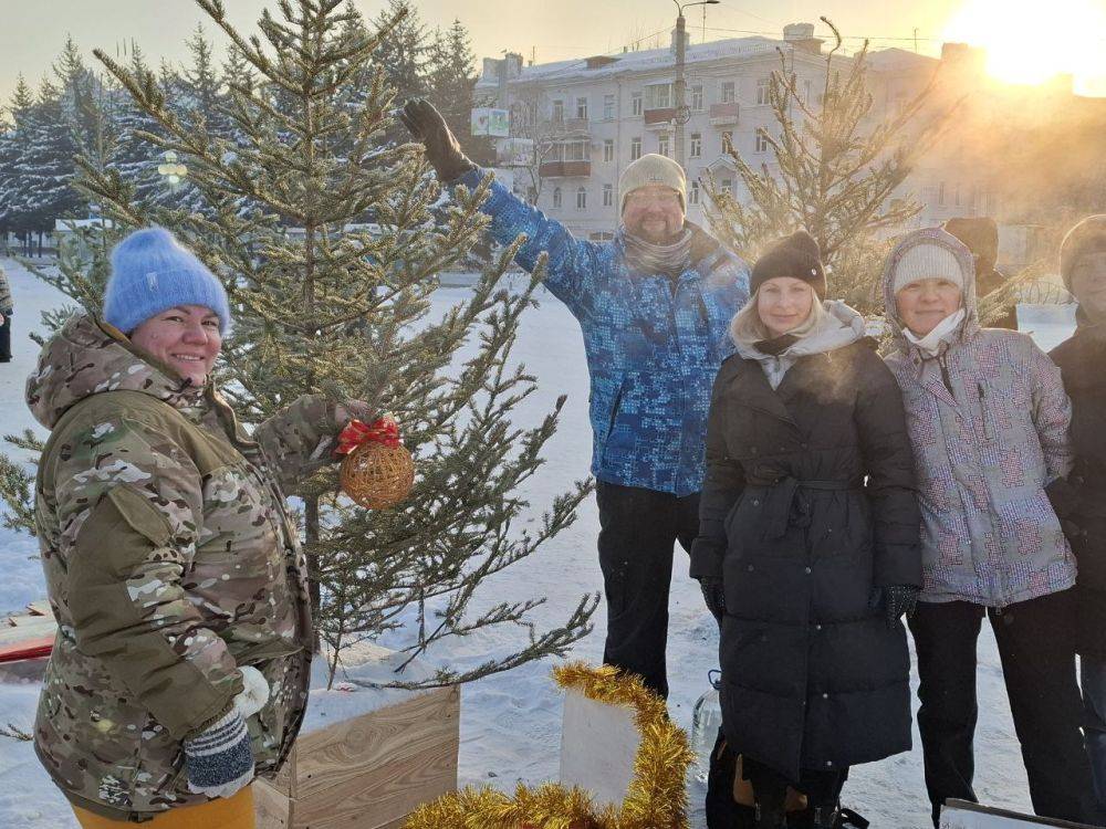 Комсомольчане готовятся к конкурсу «Елки-иголки»