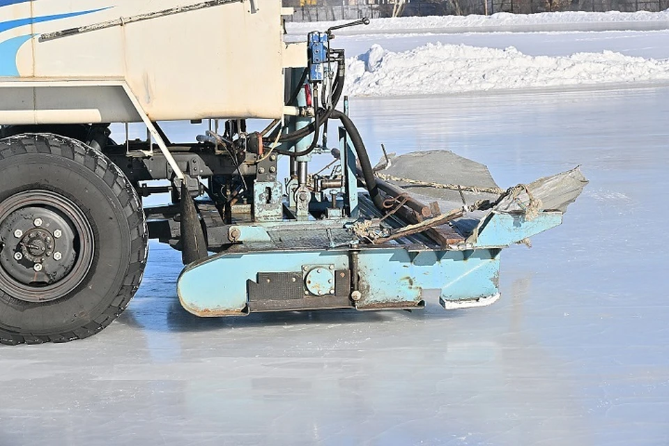 В Хабаровске заливают городские катки0