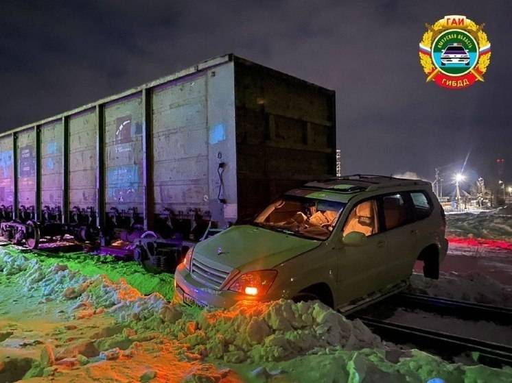 В Приамурье пьяный водитель на иномарке столкнулся с маневровым поездом