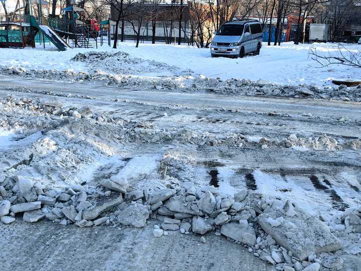 Жители улицы Мирной в Хабаровске дождались долгожданной очистки дороги от наледи1