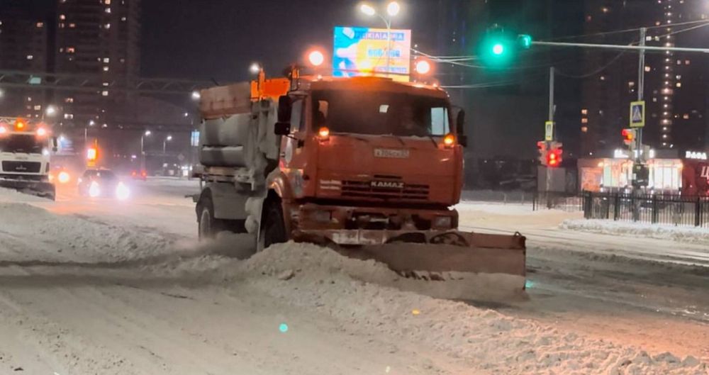 Улицы Хабаровска убирают от снега после циклона