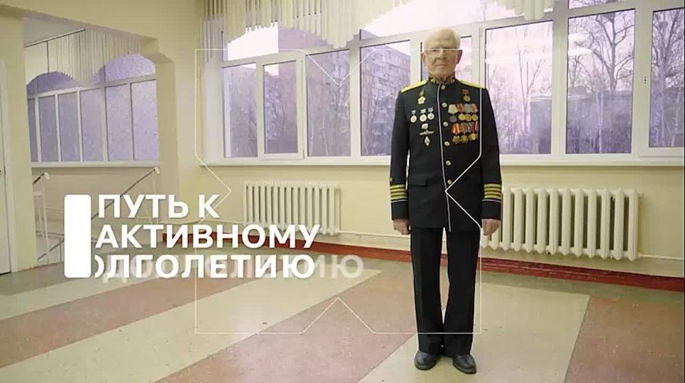 87-летнего Адольфа Зубкова многие выделяют по ясному взгляду и особой выправке