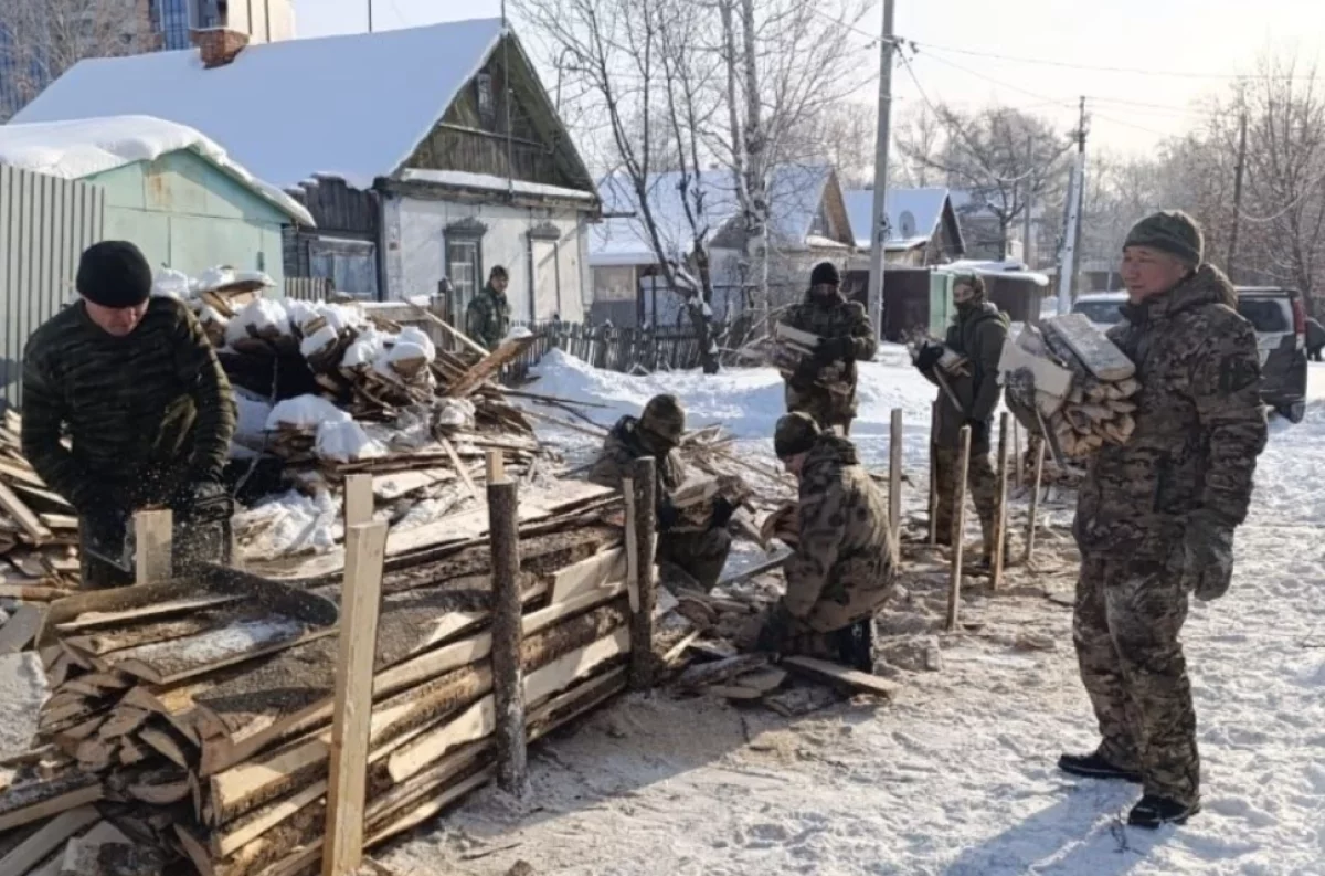 В Хабаровске росгвардейцы помогли жене бойца СВО с заготовкой дров для печи0