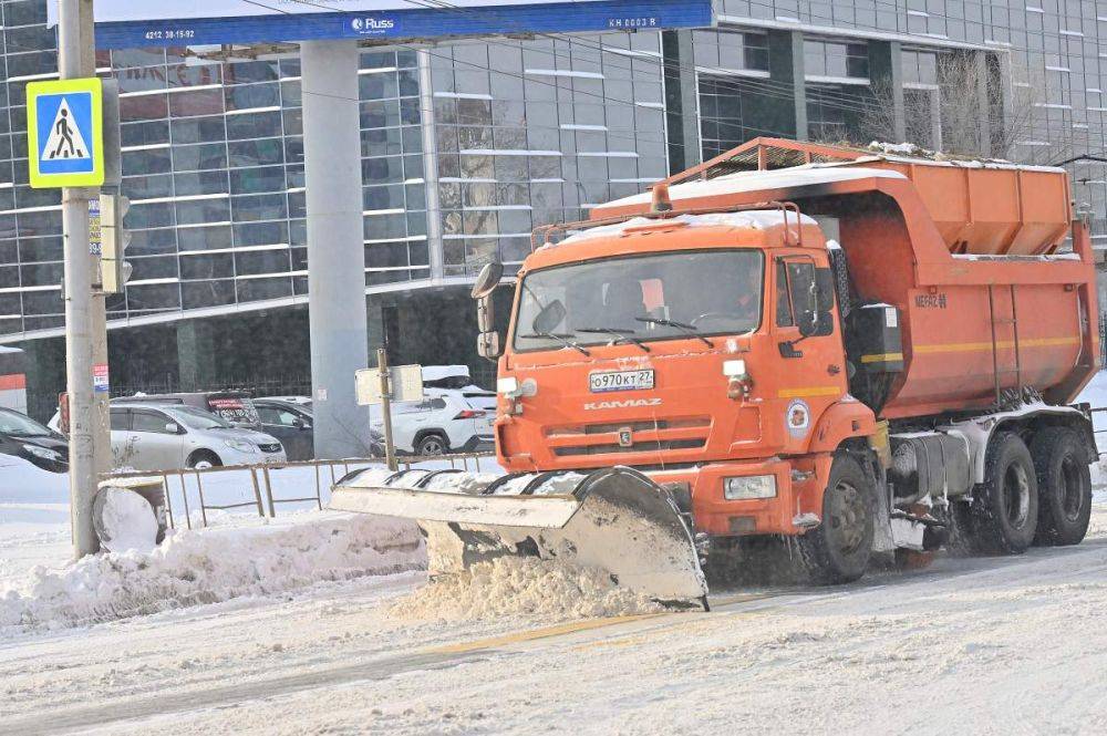 Из-за сильного циклона в Хабаровске дорожные службы перешли на круглосуточный режим работы