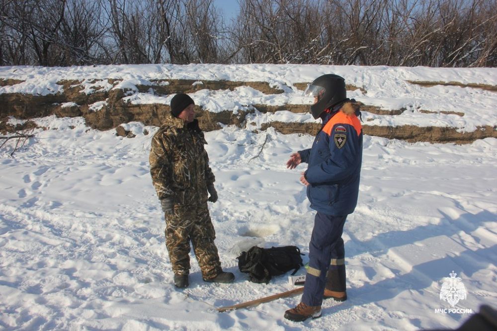 Полыньи на водоемах - опасность для пеших рыбаков и автолюбителей