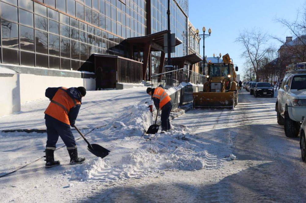 По поручению мэра Хабаровска Сергея Кравчука в городе продолжается уборка снега