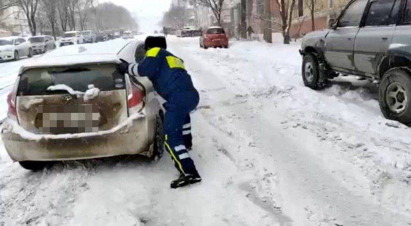 Госавтоинспекторы в Хабаровском крае продолжают оказывать помощь водителям на дорогах региона, оказавшемся во власти циклона