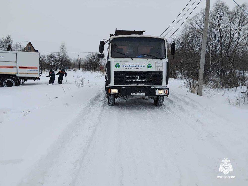 Спасатели МЧС России пришли на помощь застрявшему в снегу мусоровозу