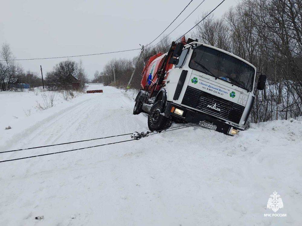 Спасатели МЧС России пришли на помощь застрявшему в снегу мусоровозу