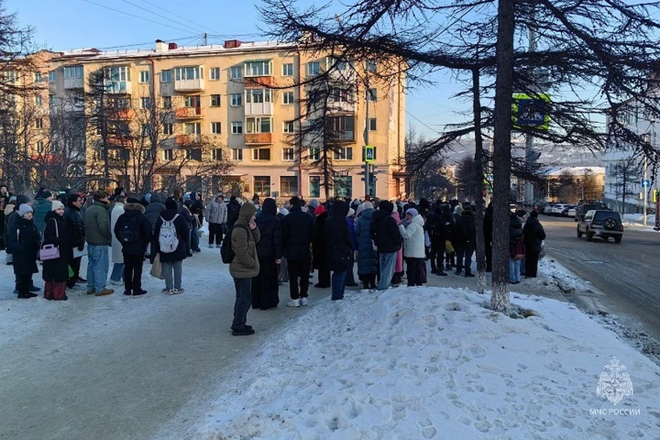 700 человек эвакуировались: искра от болгарки стала причиной пожара в техникуме0