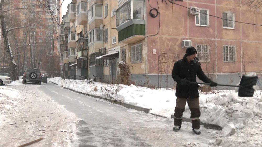 Специалисты проверяют качество уборки снега во дворах Хабаровска