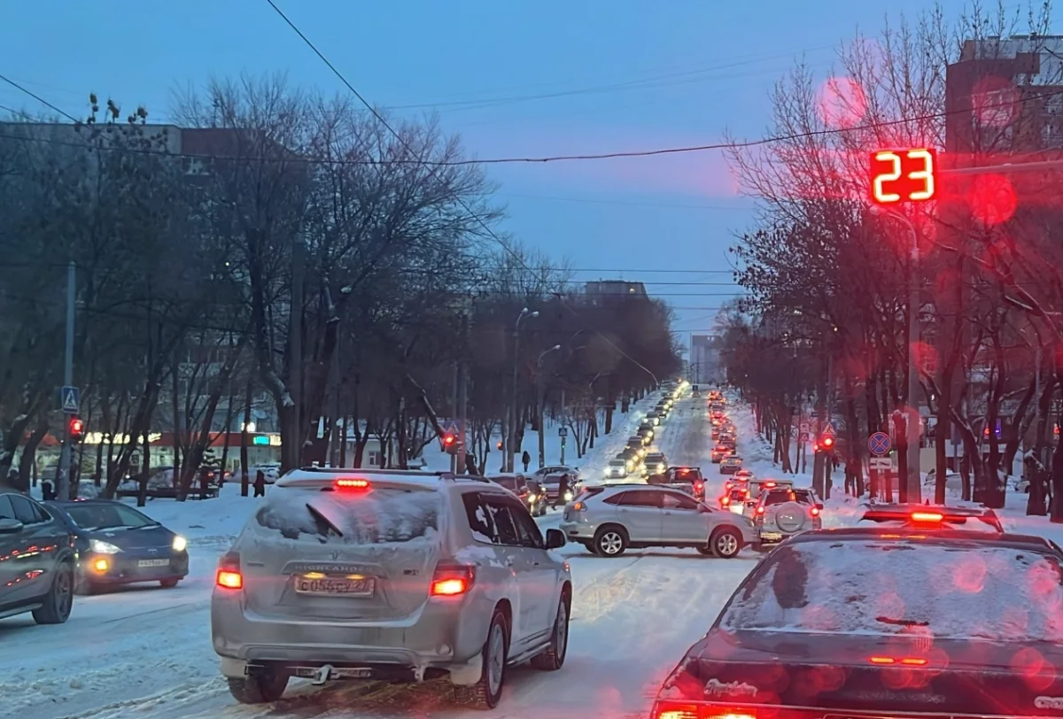 Хабаровск сковали километровые пробки на заснеженных дорогах0