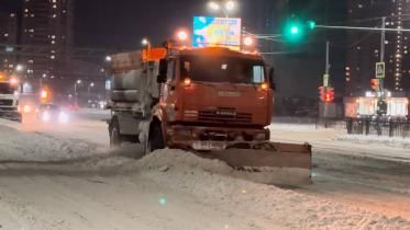 Улицы Хабаровска убирают от снега после циклона