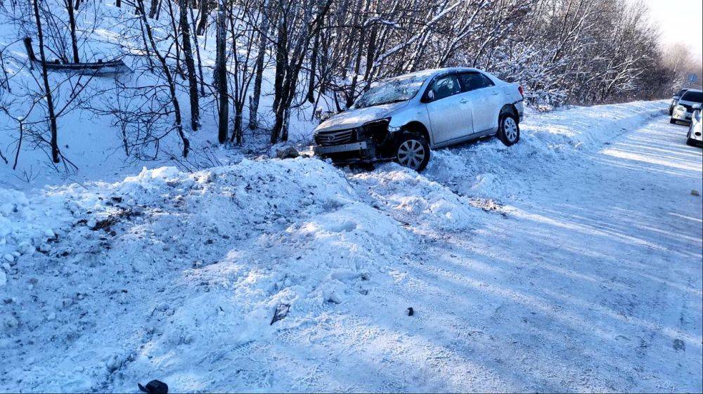 По предварительным данным сегодня в г. Хабаровске водитель, управляя автомобилем Toyota Axio со стороны с. Ильинка в сторону Владивостокского шоссе в районе дома 19 ул.Высотной не справился с управлением, выехал на полосу...