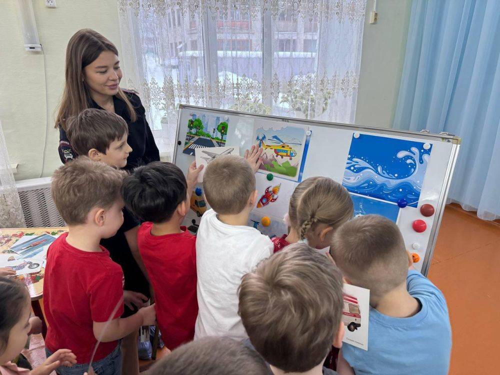 В городе Советская Гавань сотрудники Госавтоинспекции провели профилактическое мероприятие «Весело играем – ПДД повторяем»