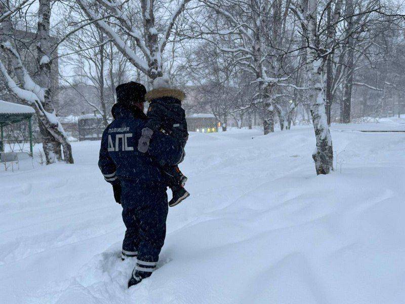 Госавтоинспекторы в Хабаровском крае продолжают оказывать помощь водителям на дорогах региона, оказавшемся во власти циклона