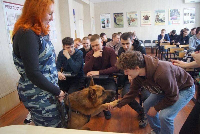 В Хабаровске учащиеся колледжа побывали в роли полицейских-кинологов