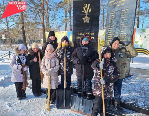 Юные хранители истории ухаживают за памятниками и мемориалами Победы в Хабаровском крае