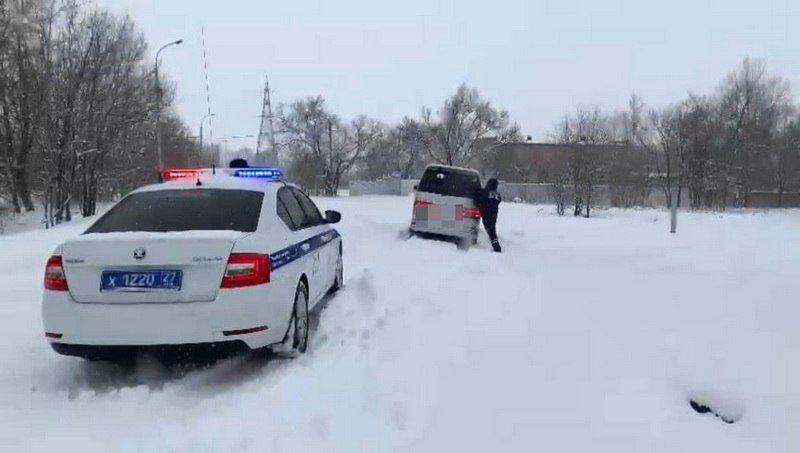 Госавтоинспекторы в Хабаровском крае продолжают оказывать помощь водителям на дорогах региона, оказавшемся во власти циклона