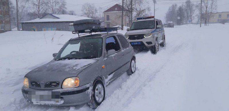 Госавтоинспекторы в Хабаровском крае продолжают оказывать помощь водителям на дорогах региона, оказавшемся во власти циклона