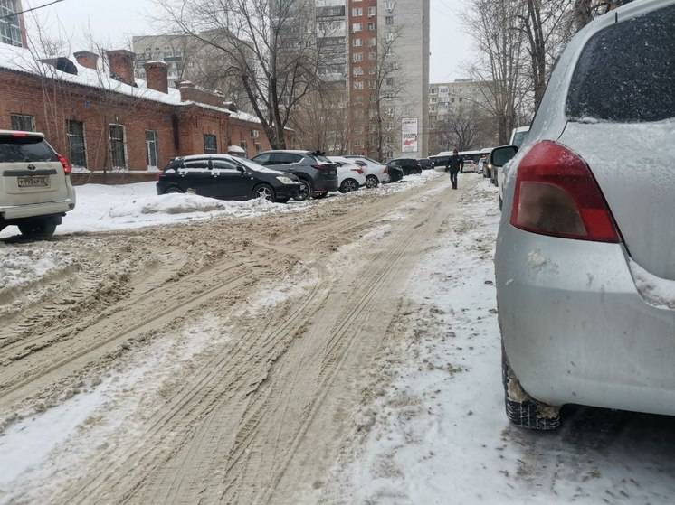 Хабаровских автолюбителей просят не парковаться вдоль дорог