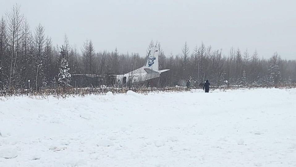 Самолет сошел с посадочной полосы и врезался в кусты в Хабаровском крае: идет проверка1