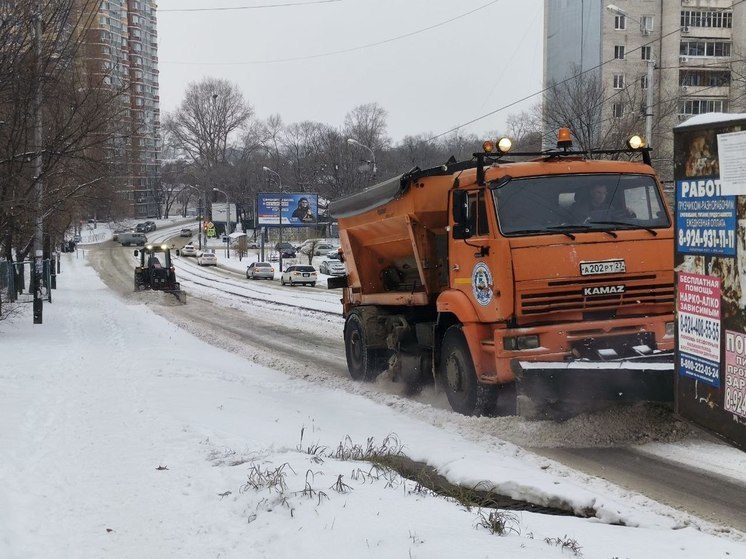 Улицы продолжат очищать после снежного циклона в Хабаровске