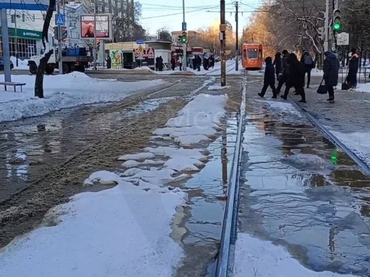 В Хабаровске неизвестный источник затопил Амурский бульвар