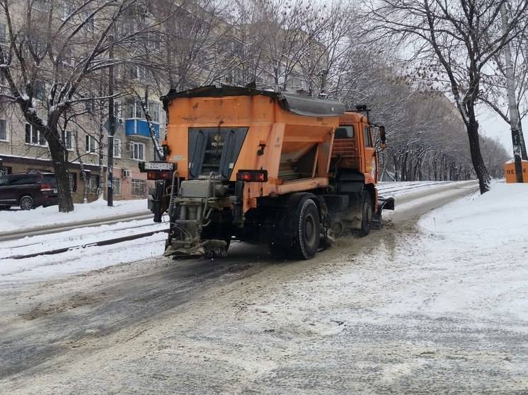 В Хабаровске продолжает плановая уборка улиц от снега