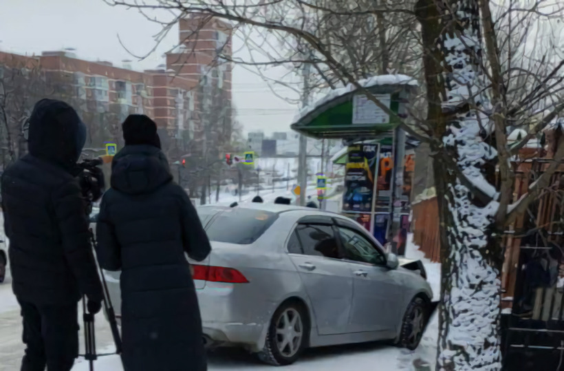 Влетел в остановку: в Хабаровске автомобиль протаранил место ожидания общественного транспорта1