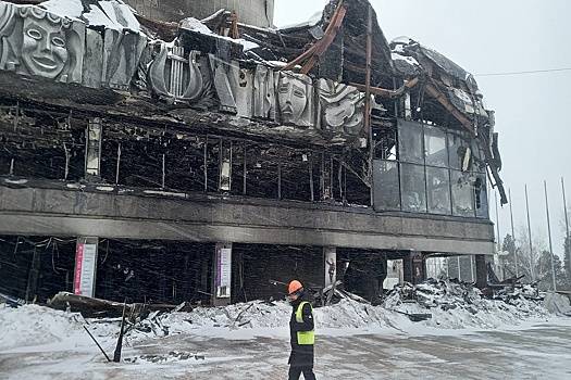 В Хабаровске начали сносить здание сгоревшего театра музыкальной комедии