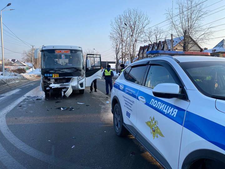 Врезался автобус: грудной ребенок пострадал в ДТП в Хабаровске1