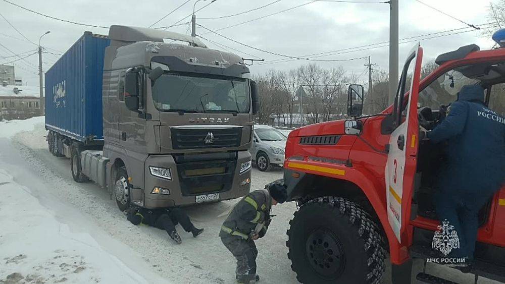 Хабаровские пожарные вытащили застрявший большегруз