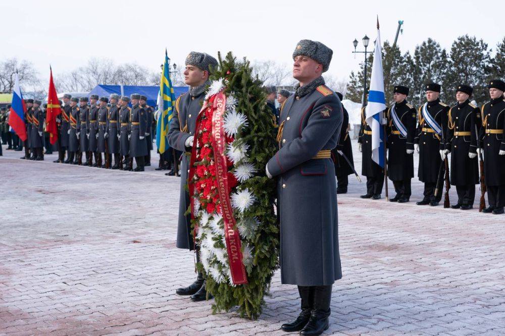 В преддверии Дня защитника Отечества прокурор Хабаровского края Виталий Степанов принял участие в торжественной церемонии возложения цветов к мемориальному комплексу «Вечный огонь» на площади Славы в Хабаровске