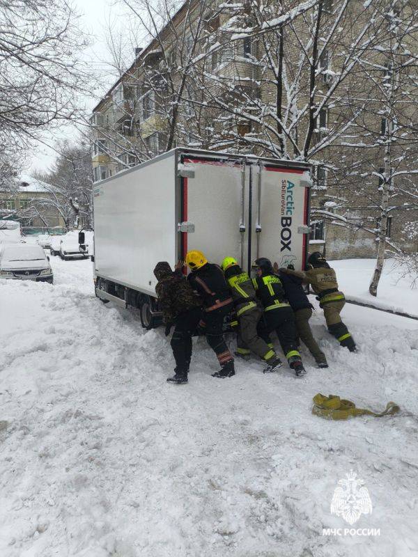 Пожарные МЧС России пришли на выручку водителю грузовика в Хабаровске