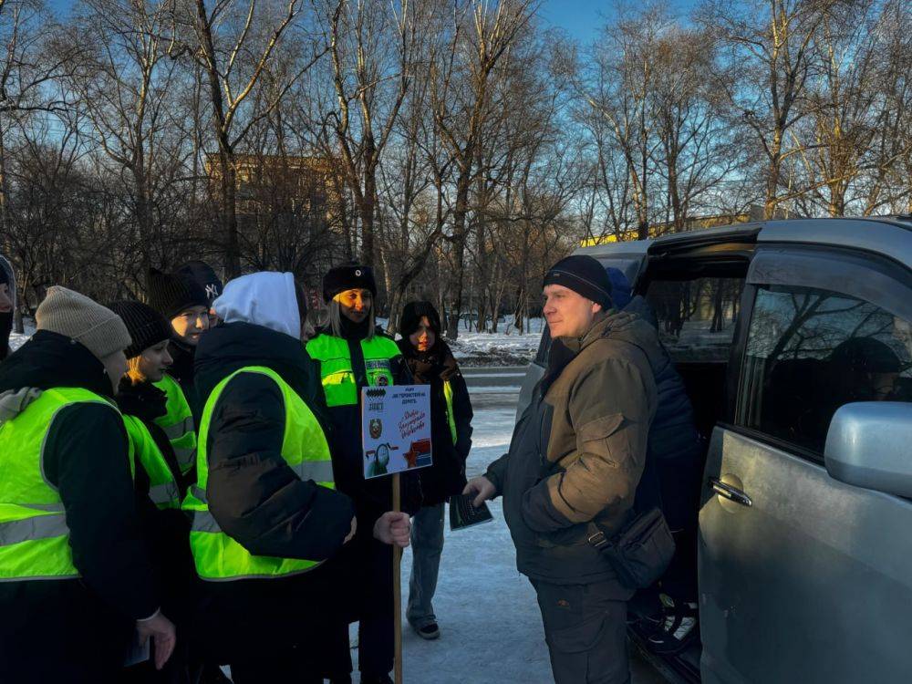 Комсомольские автоинспекторы с юными помощниками поздравили водителей с Днем защитника Отечества