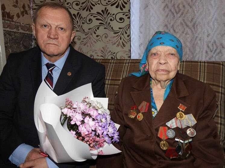 100-летнюю жительницу наградили медалью к юбилею Великий Победы в Хабаровском крае