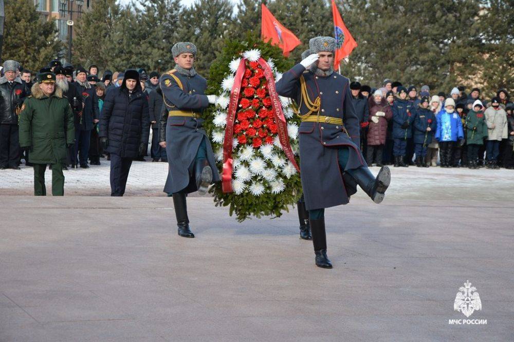 В Хабаровске сотрудники МЧС России приняли участие в торжественном митинге на мемориальном комплексе Славы