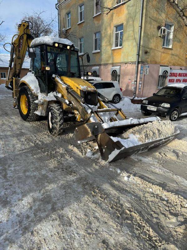 Даже в выходные дни управляющие организации, тсж, жск, тсн продолжают работы по очистке придомовых территорий, как ручным способом так и техникой