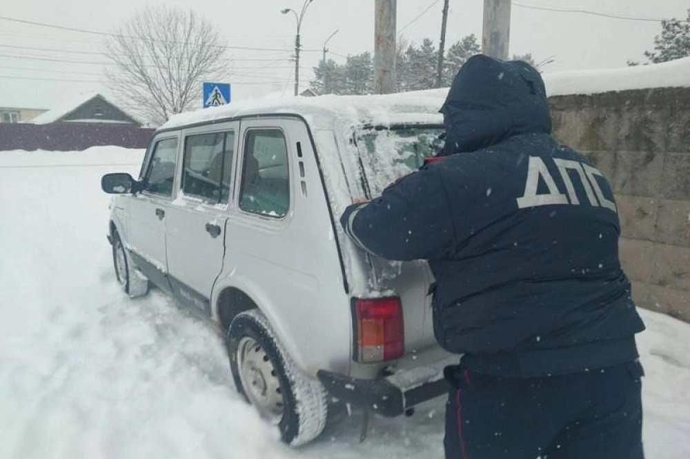 Полицейские вытаскивают водителей из сугробов в Хабаровском крае2