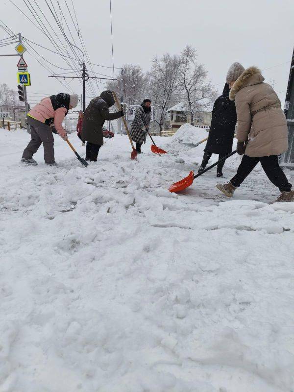 Сотрудники комитета администрации города Хабаровска по управлению Индустриальным районом вышли на уборку снега и привели в порядок остановки «Судоверфь», «МЖК», «Сурикова» и прилегающие к ним территории: пешеходные переходы...