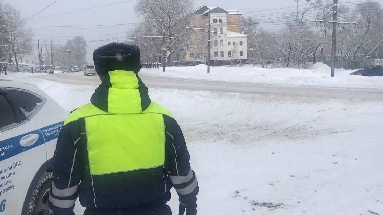 Хабаровские полицейские несут службу в условиях непогоды