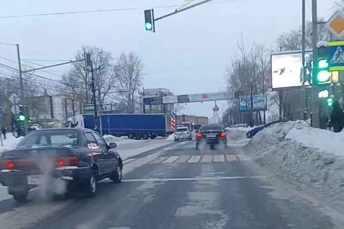 В Хабаровске фура перекрыла Воронежскую и устроила 10-балльную пробку0