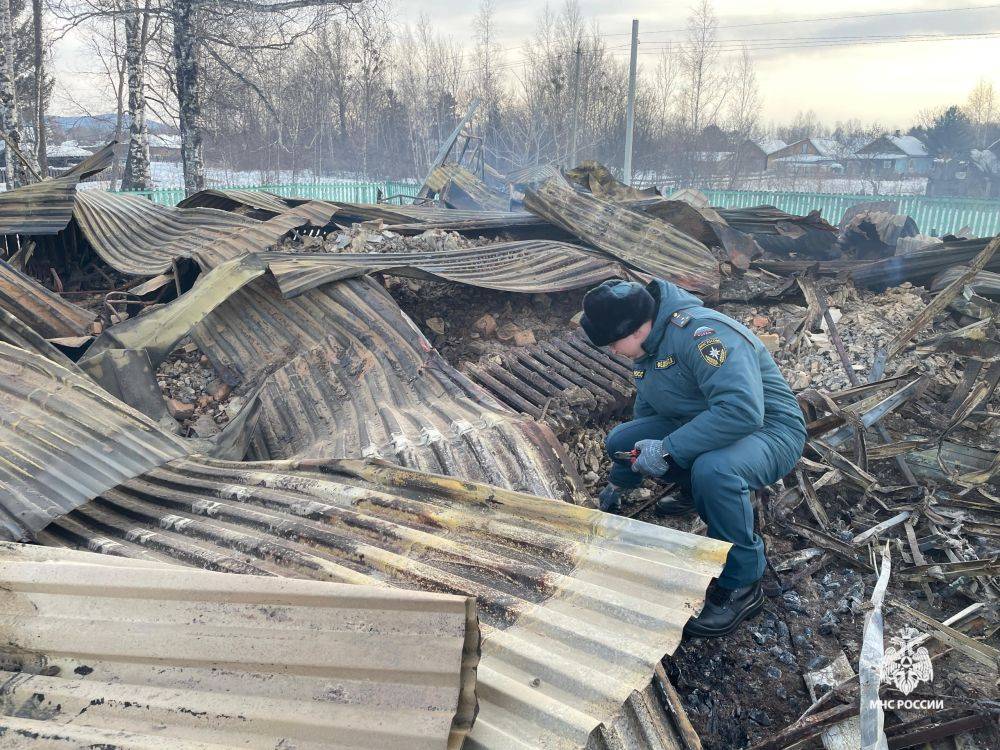 В поселке Кукан дознаватель МЧС России и эксперт Испытательной пожарной лаборатории ФПС по Хабаровскому краю осмотрели место пожара, пострадавшие от огня конструкции административного здания