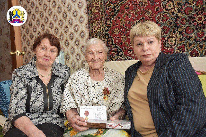 Юбилейные медали к 80-летию Великой Победы продолжают вручать ветеранам в Индустриальном районе по поручению мэра Хабаровска