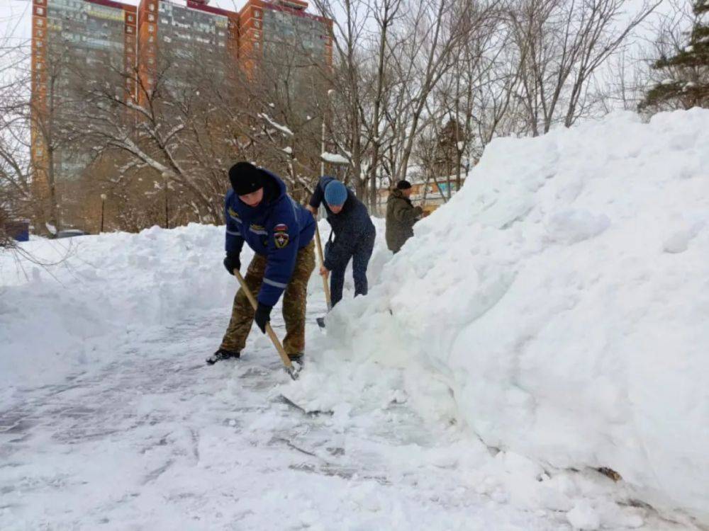 Хабаровская молодёжь помогает в уборке снега коммунальщикам