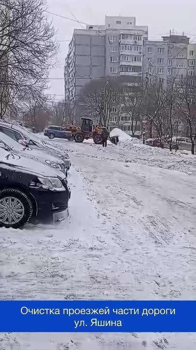 Сотрудники предприятий МБУ «Южное», МБУ «Север», МБУ «Восток» сегодня днем работали на разных участках по всему городу