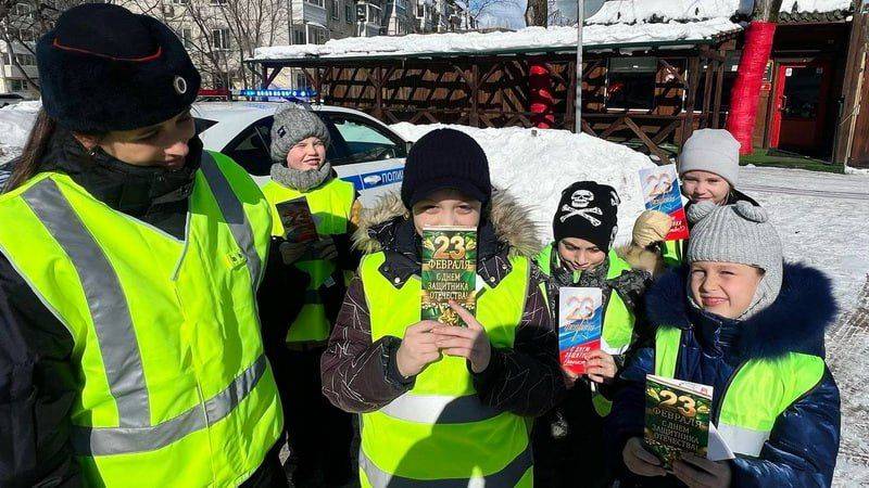 Сотрудники Госавтоинспекции г. Хабаровска провели профилактическую акцию «Защитники на дороге»